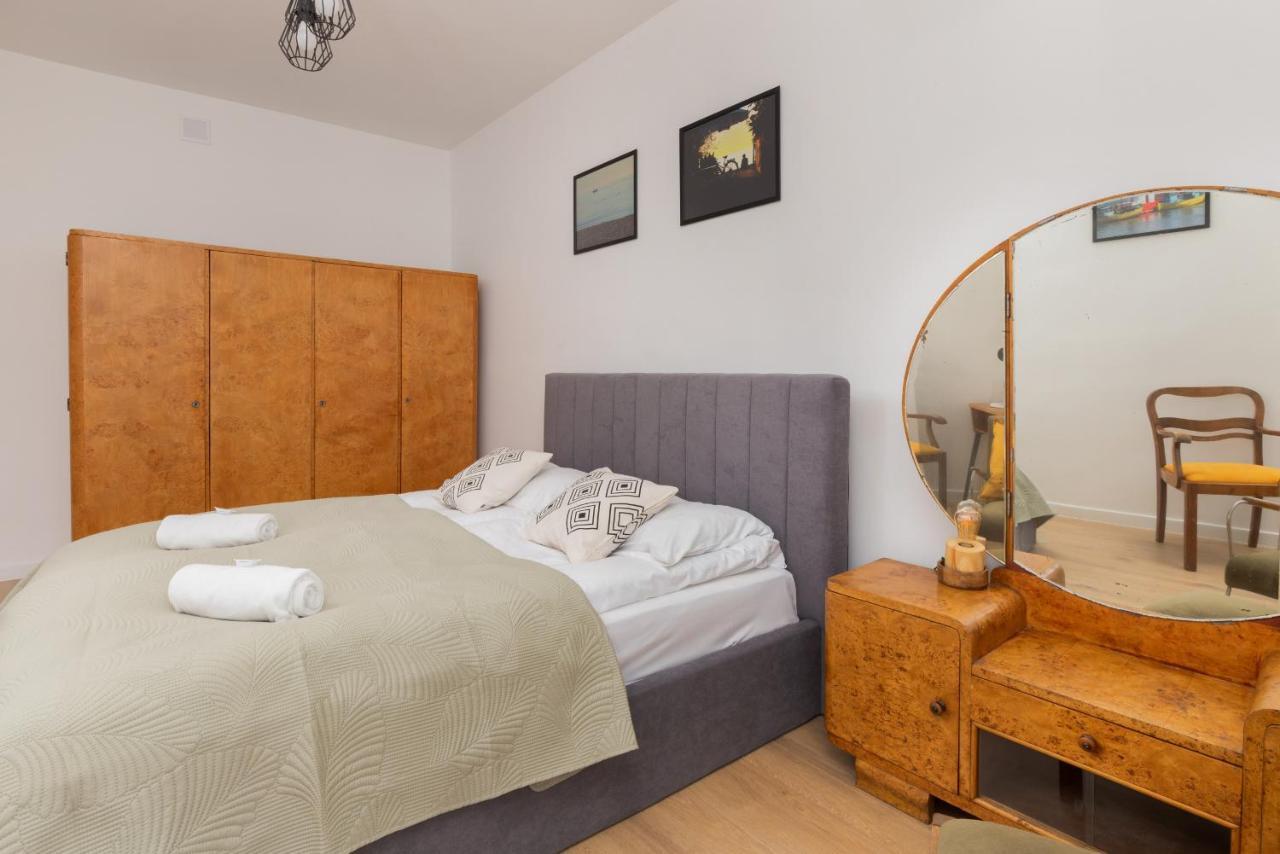 Podwale Staromiejskie With Balcony By Renters Apartment Danzig
